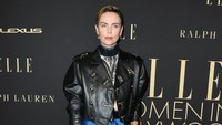 Sementara Charlize Theron bergaya boyish dengan jaket kulit hitam dan celana biru pendek. Jon Kopaloff/Getty Images