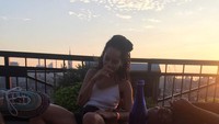 Sarapan ditemani sinar matahari pagi. Hello sunshine, tulis Zoe pada keterangan fotonya. Seperti apa ya akting Zoe sebagai cat woman, kita nantikan saat peluncuran film Batman.  Foto: instagram Zoe Kravitz