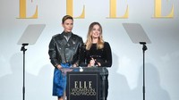 Charlize Theron dan Margot Robbie saat mengisi sebuah acara di California, AS pada Senin (14/10). Matt Winkelmeyer/Getty Images for ELLE