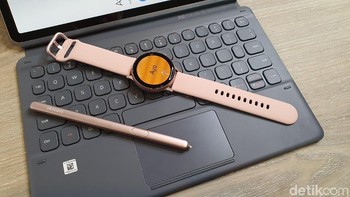 Samsung menghadirkan material aluminium ringan dengan tali kasual Fluoroelastomer (FKM), dan baja tahan karat padat premium dengan tali kulit. Foto: Adi Fida Rahman/detikINET