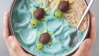 Smoothie menjadi makanan yang paling sering ia kreasikan. Kali ini ia membentuk tiga ekor kura-kura dari buah anggur yang seakan berenang dalam smoothie tersebut. Foto: Instagram @naturally.jo