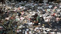 Sampah yang menumpuk di kali itu pun sempat diangkut secara manual dan menggunakan alat berat beberapa bulan lalu.