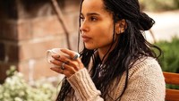 Pemilik nama lengkap Zoe Isabella Kravitz ini tercatat kali kedua memerankan cat woman. Lewat media sosialnya, Zoe kerap kali mengunggah fotonya saat kulineran. Foto: instagram Zoe Kravitz
