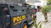 Penggeledahan pertama dilakukan di sebuah rumah di Jalan Murai RT 02 RW 22 Waringinrejo, Rabu (16/10/2019). Rumah tersebut digeledah terkait penangkapan Ahmad Sarwani alias Wawan.