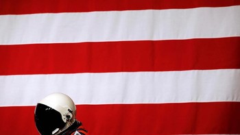 NASA mengungkap dua jenis baju antariksa. Kostum Exploration Extravehicular Mobility Unit (xEMU) akan dipakai astronaut untuk mendarat di kutub selatan bulan. Foto: Reuters