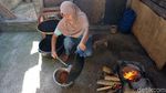 Keren! Pembuatan Minyak Kelapa Curi Perhatian Turis Asing