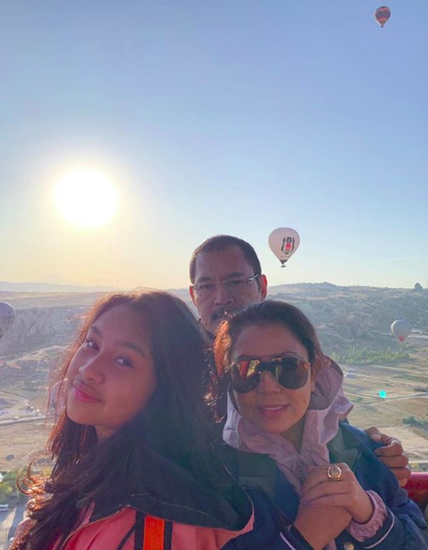 Momen kebersamaan Mayangsari bersama suami dan anak semata wayangnya saat naik balon udara. Cantik! (mayangsaritrihatmodjoreal/Instagram) Momen kebersamaan Mayangsari bersama suami dan anak semata wayangnya saat naik balon udara. Cantik! (mayangsaritrihatmodjoreal/Instagram)