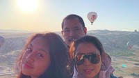 Momen kebersamaan Mayangsari bersama suami dan anak semata wayangnya saat naik balon udara. Cantik! (mayangsaritrihatmodjoreal/Instagram)