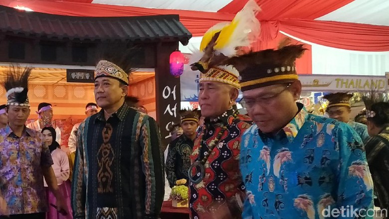 Tampil dengan Ikat Kepala Khas Papua, Menhan Bicara Keberagaman Tampil dengan Ikat Kepala Khas Papua, Menhan Bicara Keberagaman