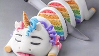 Ia juga pandan membentuk rainbow cake menjadi bentuk unicorn seperti ini. Untuk membentuknya ia menggunakan fondant kue berwarna putih. Foto: Instagram @naturally.jo