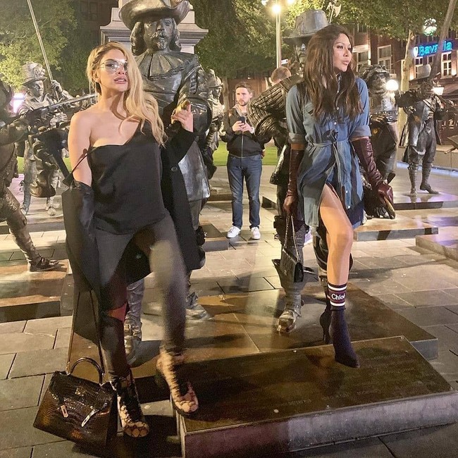 Tampil serba hitam, Nikita Mirzani tampil hits dengan Hermes hitamnya. Hermes seri Birkin 35 Porosus Crocodile Noir GHW itu harganya fantastis, US$85.000 atau Rp 1,2 miliar. Foto: Instagram