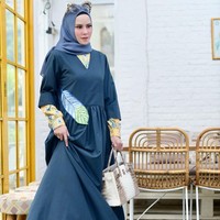 Angel Lelga berpose dengan tas Hermes kesayangannya. Hermes Birkin 30 White Himalayan Niloticus Crocodile Palladium Hardware itu harganya diketahui mencapai US$ 149.000 atau sekitar Rp 2 miliar. Foto: Instagram