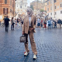 Liburan ke Italia, Olla Ramlan tampil fashionable dengan setelan blazer dan menenteng tas Hermes Birkin Bordeaux Porosus Crocodile Gold Hardware 30 cm. Tas mewahnya tersebut seharga US$ 77.950 atau sekitar Rp 1,1 miliar.  Foto: Instagram