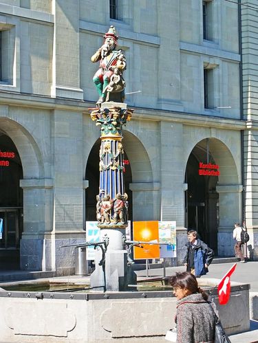 Patung Raksasa Pelahap Anak-anak yang Misterius di Swiss