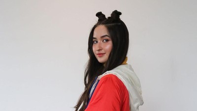 Gaya Stephanie Poetri yang Mencuri Perhatian dengan Baju Warna-warni