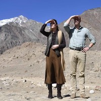 Gaya Kate Middleton saat mengunjungi Chitral di perbatasan Pakistan dan Afghanistan. Bergaya kasual, selendang tetap menemani. (Foto: Getty Images)