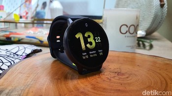 Pengguna dapat dipersonalisasi dengan berbagai opsi tali dan berbagai macam watch face. Foto: Adi Fida Rahman/detikINET