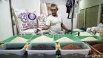 Kios di Bawah Rusunawa Pasar Rumput Mulai Beroperasi