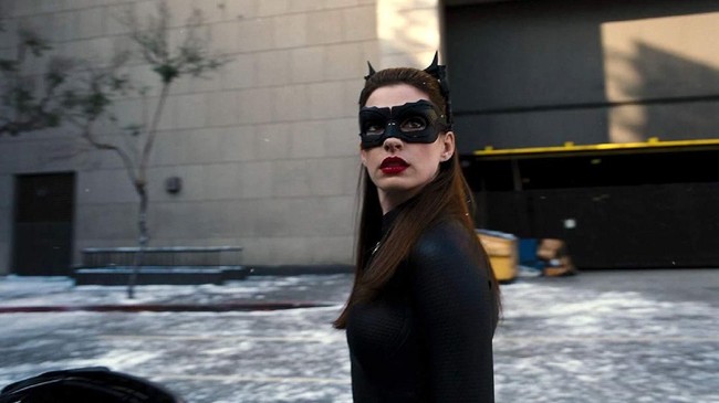 Anne Hathaway Beri Zoe Kravitz Selamat Jadi Catwoman
