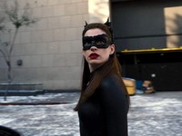 Anne Hathaway Beri Zoe Kravitz Selamat Jadi Catwoman