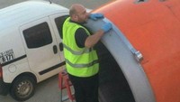 Kalau lihat pemandangan begini tepat sebelum pesawat take off jelas bikin hati dagdigdug. (Foto: via Boredpanda.com)