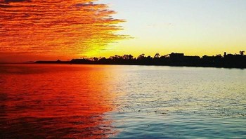 potret sunset yang terbelah. (Foto: Boredpanda)