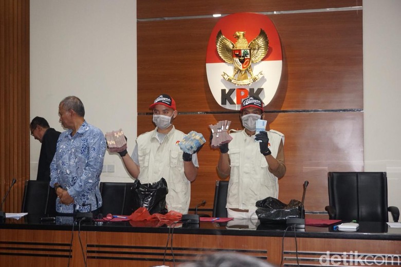 Terungkap! Walkot Medan Terima Suap Demi Perjalanan Bareng Keluarga di Jepang Terungkap! Walkot Medan Terima Suap Demi Perjalanan Bareng Keluarga di Jepang