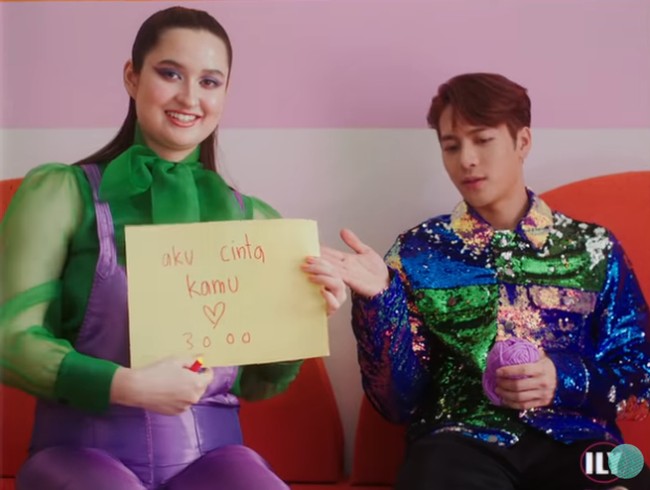 Seperti dalam video klip I Love You 3000 versi terbaru, gadis 19 tahun itu tampil mengenakan busana tabrak warna. Wanita yang akrab disapa Meni itu mengenakan jumpsuit ungu dengan blouse hijau. Dalam video klip terbarunya setelah bergabung dengan 88Rising, Stephanie berduet bersama Jackson Wang, rapper Hong Kong.  Foto: Youtube 88Rising
