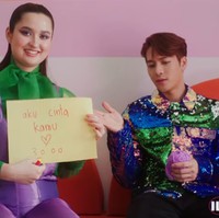 Seperti dalam video klip I Love You 3000 versi terbaru, gadis 19 tahun itu tampil mengenakan busana tabrak warna. Wanita yang akrab disapa Meni itu mengenakan jumpsuit ungu dengan blouse hijau. Dalam video klip terbarunya setelah bergabung dengan 88Rising, Stephanie berduet bersama Jackson Wang, rapper Hong Kong.  Foto: Youtube 88Rising