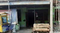 Abdul Azis ditangkap sekitar pukul 12.30 WIB di sebuah bengkel motor, 500 meter dari rumahnya. Sementara istrinya, Novi, ditangkap di rumahnya,