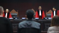 Sidang itu merupakan kelanjutan dari gugatan yang diajukan Faldo Maldini dan sejumlah politisi muda lainnya terkait dengan batas usia minimal untuk ikut serta dalam kontestasi pemilihan kepala daerah. Faldo Maldini dkk, meminta batas usia minimal itu diturunkan dari 30 tahun.