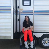 Inilah penampilan Stephanie Poetri di acara musik Head in the Clouds Festival 2019. Stephanie tampil dengan mengenakan jogger pants warna oranye. Acara ini menampilkan sejumlah musisi di bawah payung 88Rising seperti Rich Brian, Joji hingga Niki.  Foto: Instagram @stephaniepoetri