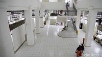 Kios-kios yang berada di bawah Rusunawa Pasar Rumput mulai ditempati oleh sejumlah pedagang. Seperti diketahui pembangunan hunian vertikal ini memiliki konsep mixed use di mana di bagian bawah Rusunawa tersebut akan digunakan sebagai tempat berdagang.