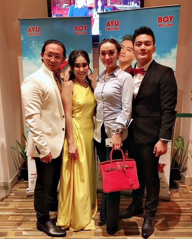 Berpose bersama Boy William dan Ayu Ting Ting, Zaskia Gotik menenteng tas Hermes warna pink. Tas seri Birkin 30 Crocodile Rose Scheherazade GHW itu senilai US$ 89.000 atau Rp 1,2 miliar.  Foto: Instagram