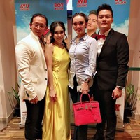 Berpose bersama Boy William dan Ayu Ting Ting, Zaskia Gotik menenteng tas Hermes warna pink. Tas seri Birkin 30 Crocodile Rose Scheherazade GHW itu senilai US$ 89.000 atau Rp 1,2 miliar.  Foto: Instagram