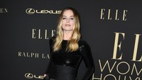 Dalam acara tersebut Margot tampil dengan busana serba hitam. Jon Kopaloff/Getty Images
