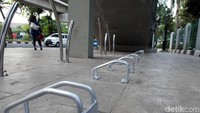 Parkiran sepeda tersebut berada di setiap pintu masuk dan keluar Stasiun MRT.