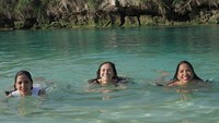 Keseruannya Wulan dan teman-temannya berenang di Danau Waikuri. (wulanguritno/Instagram)