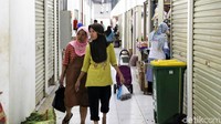 Seperti diketahui, Rusunawa Pasar Rumput dibangun sejak tahun 2016 silam melalui Satuan Kerja Pengembangan Perumahan Direktorat Rumah Susun Ditjen Penyediaan Perumahan. Pembangunannya yang mengusung konsep mixed use tersebut diharapkan dapat memberikan hunian yang tak hanya nyaman untuk ditinggali tetapi juga memiliki sarana dan prasarana penunjang aktivitas para penghuninya, seperti kios untuk berdagang dan prasarana untuk pendidikan anak-anak.