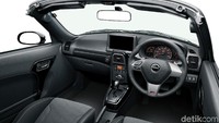 Ditambah lagi dengan setir yang dibalut kulit Momo, serta cluster tengah dan grip pintu berwarna piano black. Foto: Dok. Toyota