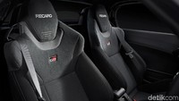 Di interiornya terdapat jok spesial dari RECARO dengan emblem GR. Foto: Dok. Toyota