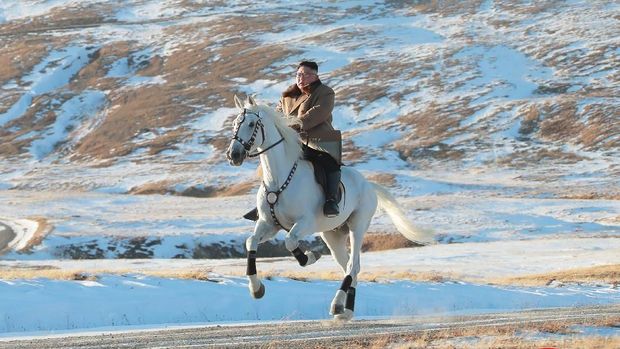 Kim Jong-Un menunggang kuda putih di Gunung Paektu