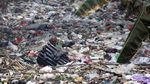 Lautan Sampah Masih Memenuhi Kali Bahagia di Bekasi