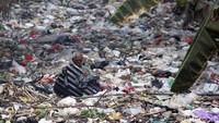 Penampakan sampah yang kembali terlihat di kawasan Kali Bahagia, Bekasi.