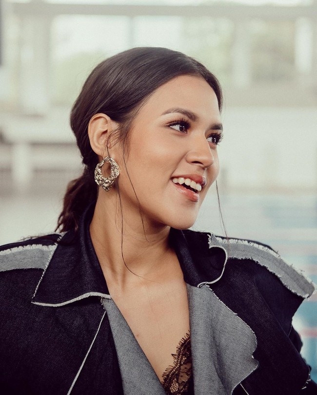 Raisa beberapa kali dinominasikan menjadi 100 Wanita Tercantik di Dunia versi TC Candler. Penyanyi bersuara merdu ini memiliki pesona tersendiri yang sangat khas Indonesia. Foto: Instagram @raisa6690