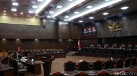 Dalam sidang itu hakim menilai permohonan yang diajukan Faldo cs perlu diperbaiki karena argumentasi yang kurang jelas soal batasan umur untuk maju dalam pilkada.