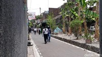 Sedangkan di lokasi kedua, Densus 88 menggeledah rumah di Gang Manggis II RT 04 RW 21, Waringinrejo, Cemani, Grogol, Sukoharjo. Rumah tersebut ditinggali oleh Krisyono.