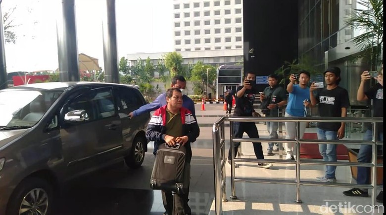 Sambil Bawa Koper, Kadis PU Medan yang Kena OTT Tiba di KPK Sambil Bawa Koper, Kadis PU Medan yang Kena OTT Tiba di KPK