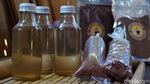 Keren! Pembuatan Minyak Kelapa Curi Perhatian Turis Asing