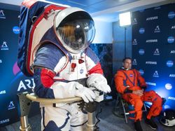 Lebih Dekat dengan Baju Astronaut Baru NASA Buat ke Bulan